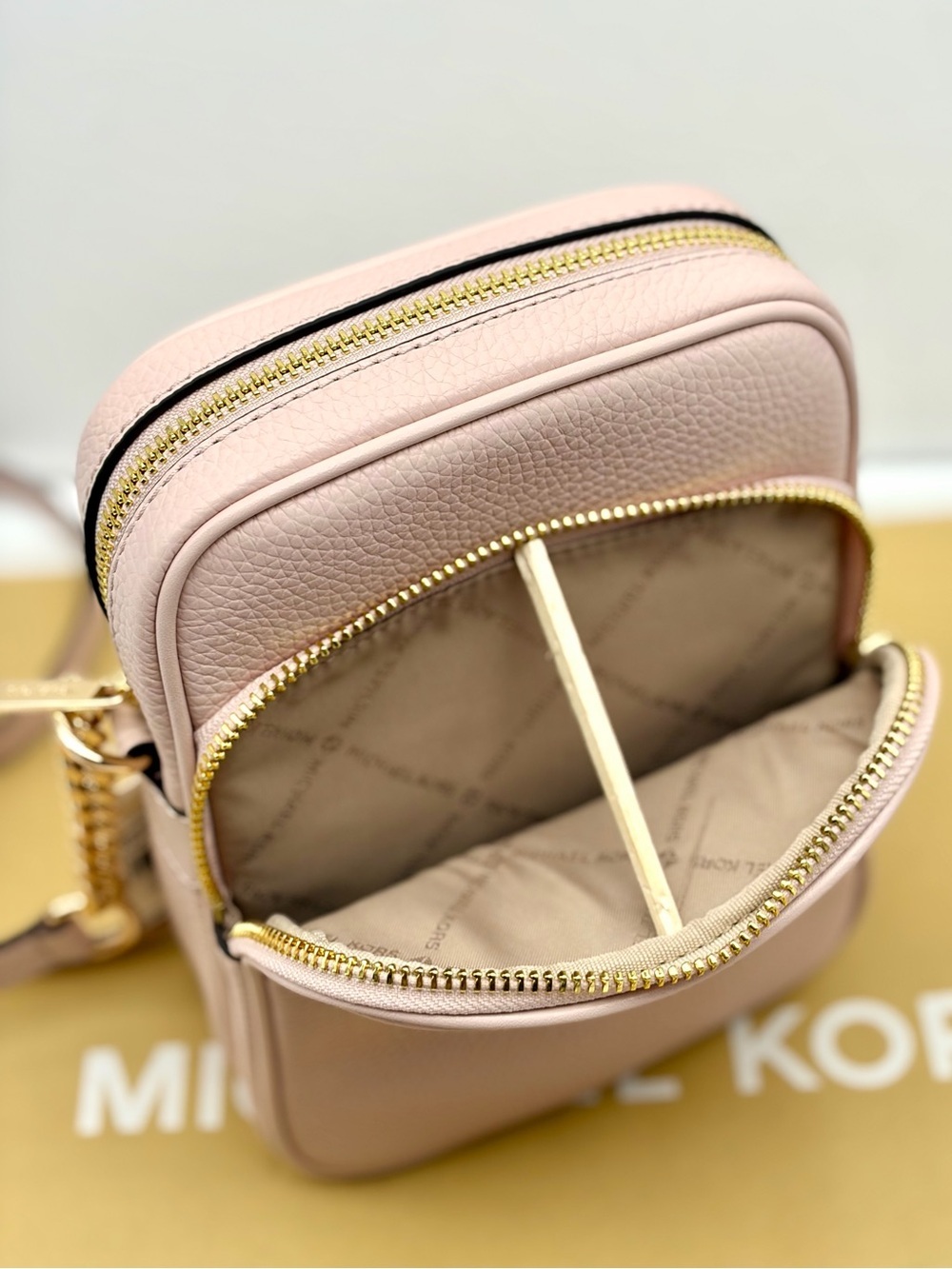 Michael Kors Jet Set Medium
Leather Crossbody Bag Powder Blush - Picture 6 of 9